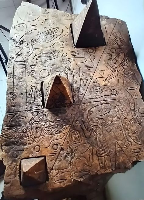 Alien Symbols, Alien Artifacts, Ancient Astronaut, History Of India, Black Knowledge, Ancient Buildings, Aliens And Ufos, Cave Paintings, Ancient Mysteries