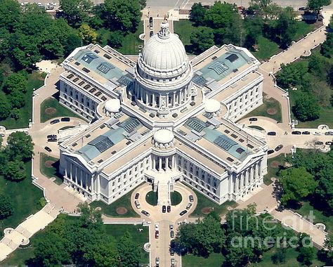 Capital Building, بيوت ملكية, School Building Design, Wisconsin State, Madison Wisconsin, Neoclassical Architecture, Capitol Building, Architecture Design Sketch, School Building