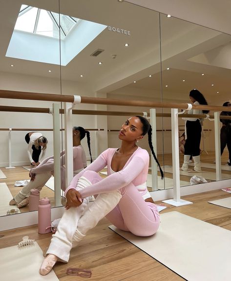 Pilates Outfit, Clean Lifestyle, Pink Aura, Gym Fits, Workout Fits, Black Femininity, Pilates Studio, Healthy Girl, Pink Girly Things