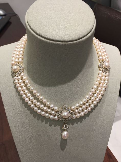 Luxury Vintage Pearl Necklace, Royalty Jewelry Aesthetic, Pearl Vintage Necklace, Pearl Diamond Necklace Designs, Royal Pearl Necklace, Real Pearl Necklace Vintage, Pearl Jewelry Design Necklace, Modern Pearl Jewelry Necklace, Digger Halloween Costume