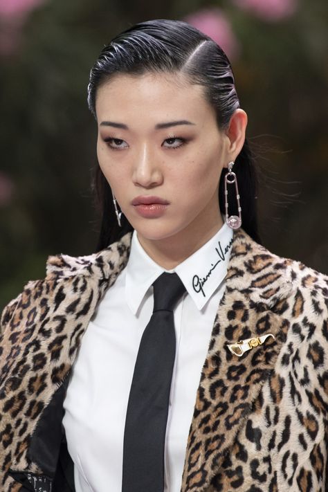 Fashion Show Hair, Choi Sora, Sora Choi, Versace Spring, Androgynous Fashion, Ex Machina, Runway Models, Creative Fashion, Punk Fashion