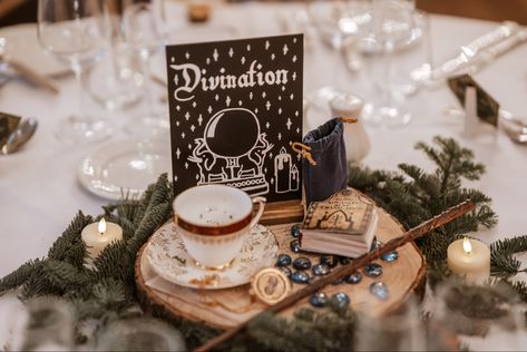 Small Harry Potter Wedding Ideas, Harry Potter Themed Party Favors, Harry Potter Wedding Food, Simple Harry Potter Wedding, Harry Potter Wedding Table Decorations, Harry Potter Party Centerpiece, Harry Potter Centerpiece Ideas Weddings, Harry Potter Center Piece, Harry Potter Table Setting