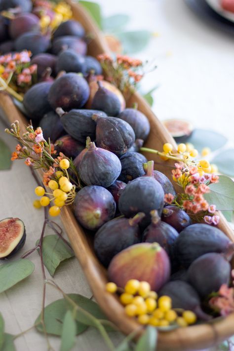 Autumn Tablescapes Wedding, Dried Fruit Tablescape, Berry Table Decor, Fall Fruit Centerpieces, Fall Fruit Tablescape, Autumn Table Scape, Fig Centerpiece, Fruit Table Scape, Fruit Centerpiece Ideas