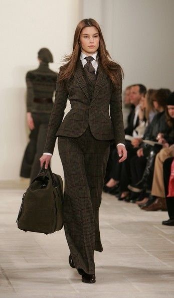 Woman In Suit, 90s Runway Fashion, Runway Fashion Couture, Runway Outfits, Mode Chanel, Winter Vest, Woman Suit Fashion, فستان سهرة, Looks Chic