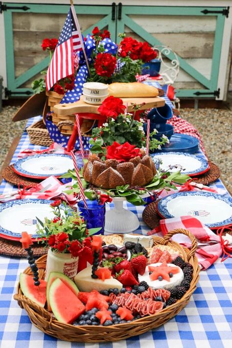 Garden Party Wedding Table, Citizenship Party Ideas, Citizenship Party, Bungalow Porch, Patriotic Party Ideas, Party Ambiance, Memorial Day Party, 4th Of July Fun, Table Spread