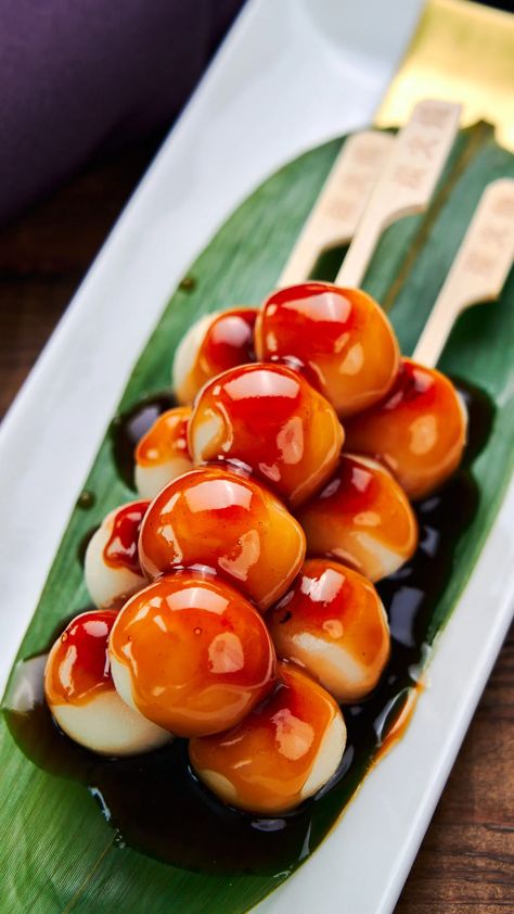 Dango Recipe, Mitarashi Dango, Desserts Japonais, Rice Dumplings, Japanese Food Traditional, Kawaii Cooking, Japanese Dessert, Japanese Cooking, Japanese Snacks