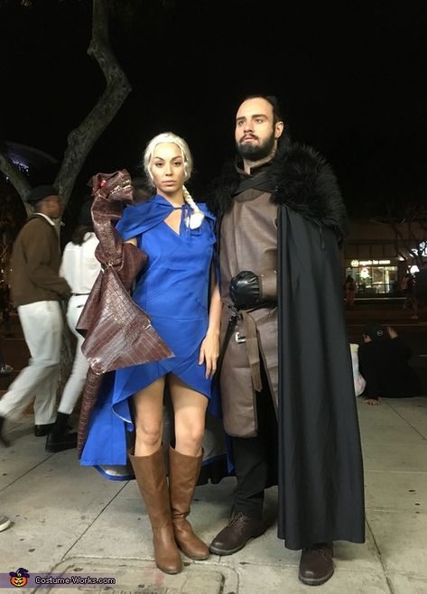 Daenerys Targaryen, Jon Snow and Dragon - Halloween Costume Contest John Snow And Daenerys Costume Halloween, John Snow Costume Halloween, Jon Snow Halloween Costume, Daenerys Halloween Costume, John Snow And Daenerys Costume, Game Of Thrones Family Costume, Jon Snow And Daenerys Costume, House Of Dragon Halloween Costumes, Game Of Thrones Couples Costumes