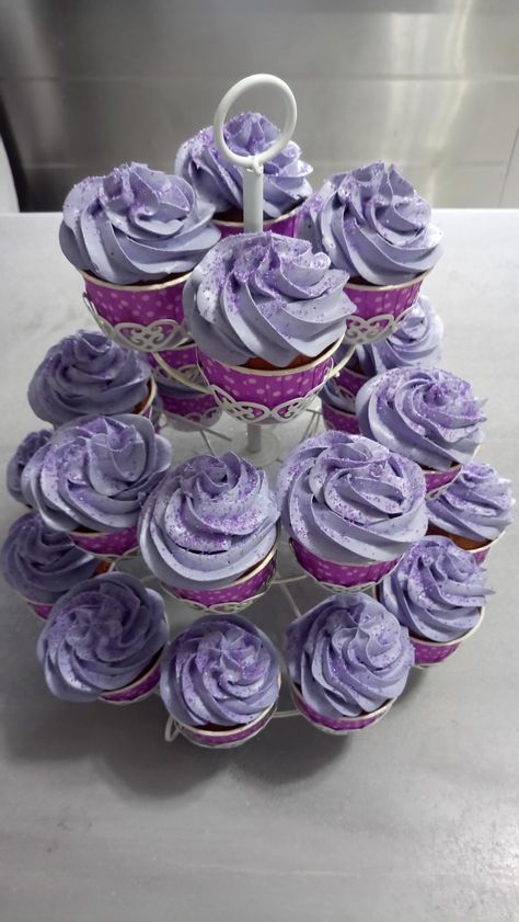 Purple Glitter Cupcakes, Purple And Silver Cupcakes, Purple Birthday Cupcakes, Purple Birthday Ideas, Purple And White Cupcakes, Purple Cupcakes Ideas, Violet Cupcakes, Homecoming Princess, Hot Pink Cupcakes