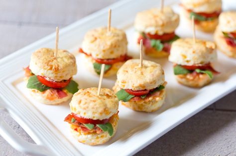 This mini pimento BLT cheddar biscuits recipe starts with cheddar biscuits and ends with your party guests asking for seconds—even thirds! Mini Food Appetizers, Picknick Snacks, Tea Party Sandwiches, Nibbles For Party, Bite Size Food, Mini Appetizers, Cheddar Biscuits, Crowd Pleasing Recipes, Mini Sandwiches