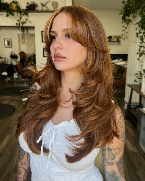 Long Layered Haircuts With Bangs, Long Hairstyles With Bangs, Layered Ends, Chic Hairstyle, Butterfly Haircut, Layered Haircuts With Bangs, Hair Color Streaks, Dark Hair With Highlights, Dyed Hair Inspiration