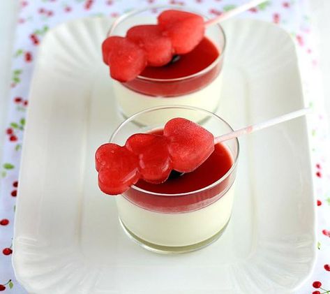 Panna cotta de la saint valentin au Thermomix, voici un dessert parfait et facile à réaliser avec votre Thermomix pour la Saint valentin. Heart Ice, Dessert Parfait, Parfait Desserts, Ice Lollies, Ice Lolly, Valentine's Day Recipes, St Valentin, Food Trends, Flan