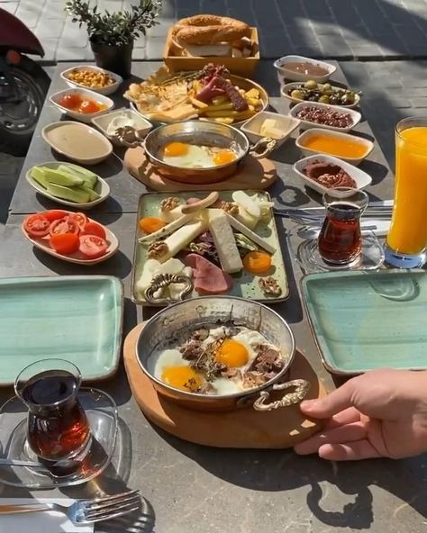 Turkish Breakfast Table, Breakfast Video, Breakfast Presentation, Cheesecake Bites Recipe, Turkish Breakfast, Nutritional Snacks, Snacks Healthy, Food Carving, Food History