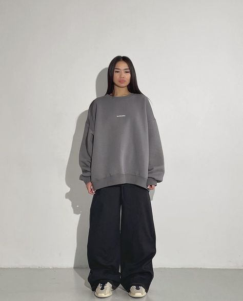 Super Oversized Outfit, Classy Oversized Outfit, Jumper Outfits, Oversized Longsleeve, Oversize Outfit, Japan Fashion Street, Oversized Sweater Outfit, Outfit Oversize, Rapper Outfits