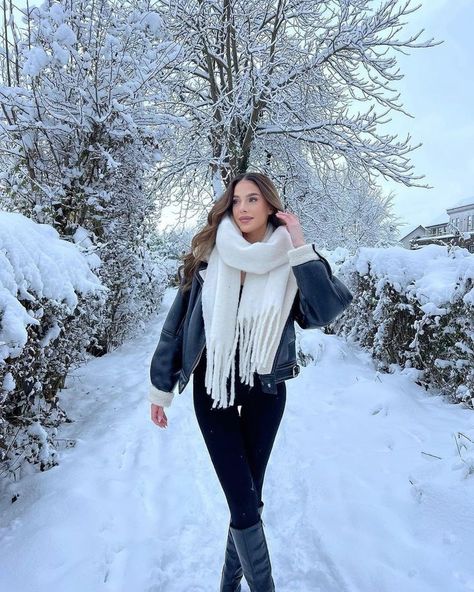 Christmas Scarf Outfit, Snowy Day Outfit, Day Winter Outfit, Vanilla Outfit, Aesthetic Fashion Design, Winter Outfits Cozy, Winter Vacation Outfits, Snow Day Outfit, Clean Girl Outfit