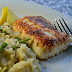 Haddock fillets are simply seasoned with onion powder, paprika, garlic powder, and cayenne pepper in this great-for-busy-days dinner. Broiled Haddock, Baked Haddock, Haddock Recipes, Fish Recipe, Think Food, Idee Pasto Sano, Spice Recipes, Healthy Dishes, Fish Dishes