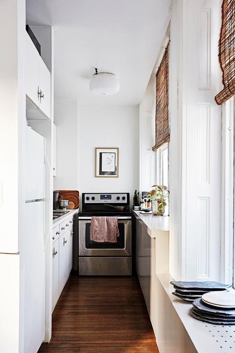 Like the rest of the loft apartment, the kitchen is narrow but perfectly functional and beautifully decorated. Photo: Birgitta Wolfgang Drejer | Story: Real Living Small Nyc Apartment Aesthetic, Apartment Aesthetic Kitchen, Small Nyc Apartment, Nyc Apartment Aesthetic, Scandinavian Style Home, New York Loft, Studio Apartment Layout, Aesthetic Kitchen, Apartment Aesthetic