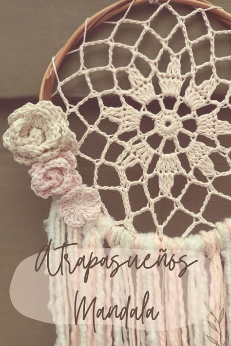 Tejamos juntas este hermoso proyecto decorativo!! Podes encontrar el video tutorial en mi canal de YouTube Dollies Crafts, Crochet Dreamcatcher, Crochet Mandala, Macrame Patterns, Crochet Home, Macrame Diy, Crochet Tutorial, Video Tutorial, Crochet Amigurumi