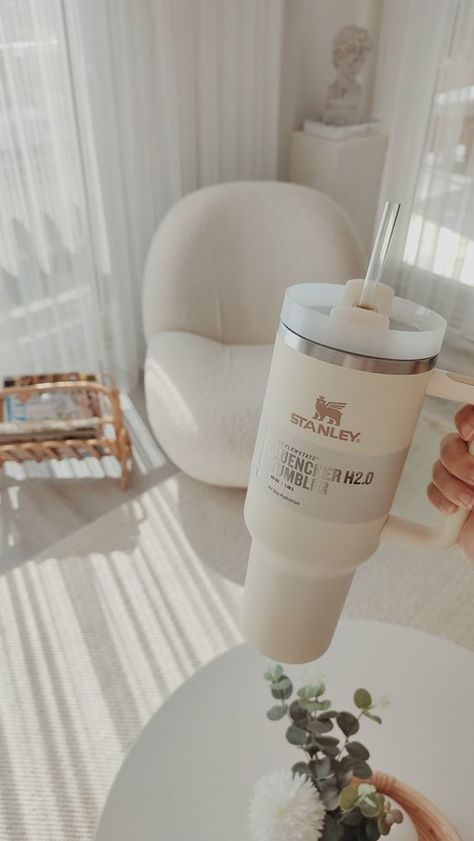 #CleanGirlAesthetic #StanleyCup #Aesthetic #Tumbler #VanillaGirl #NeutralAesthetic #HealthyLifestyle Stanley Aesthetic, Stanley Bottle, Aesthetic Tumbler, Copo Stanley, Coffee Smoothie, Pretty Accessories, Beauty Room Design, Stanley Quencher, Cute Cups