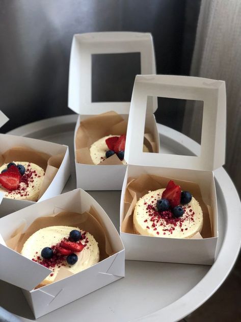 Cheesecake Gift Ideas, Mini Cheesecake Packaging Ideas, Mini Cakes Packaging Ideas, Mini Cheesecakes Aesthetic, Mini Cheesecake Packaging, Cheesecake Box Packaging, Mini Bussines Idea, Mini Cakes Packaging, Packaging Cheesecake