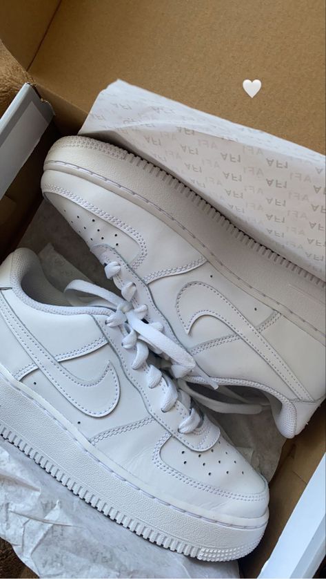 Nike Air Force One Blanche, Air Force 1 Asthetic Picture, Air Force 1 Blanche, Nike Air Force Woman, Nike Air Force Aesthetic, Aesthetic Airforce, Air Forces Outfits Women, Outfit With Air Force 1, Air Force Aesthetic