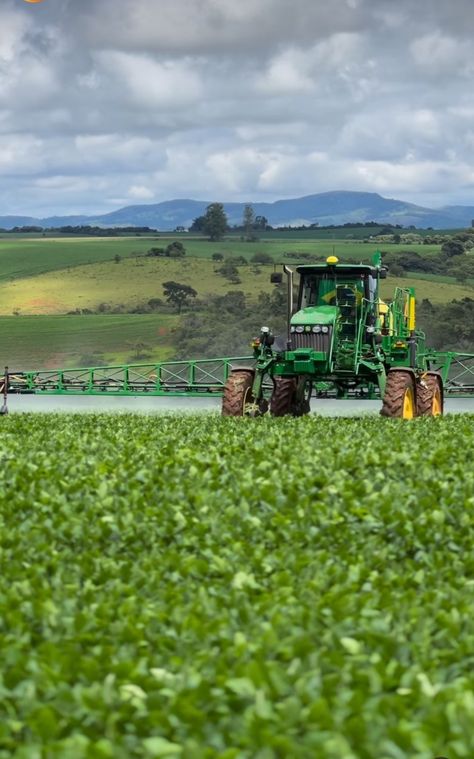 John deere Trator tractor agriculture farming husbandry Soja pulverização Farming Pictures, John Deere Tractors Pictures, Agriculture Photography, John Deere Tractors Farms, Agriculture Machine, Tractor Pictures, Book Art Projects, Green Tractors, Agriculture Tractor