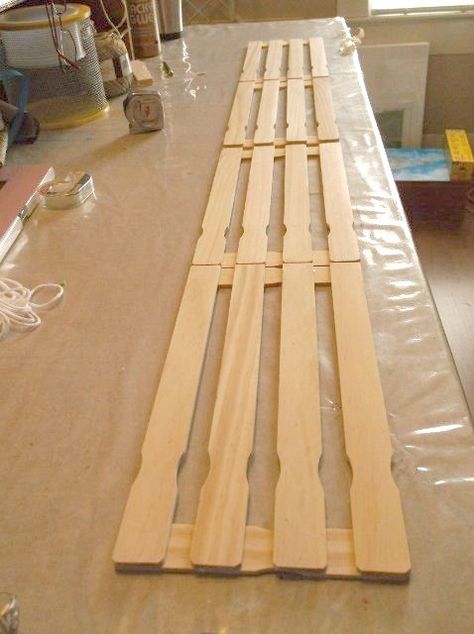 Baskets 2022, Paint Stir Stick Crafts, Wood Crate Diy, Paint Sticks Projects, Painted Sticks Diy, Paint Stick Crafts Diy Projects, Paint Stick Crafts, Crate Crafts, Sticks Diy