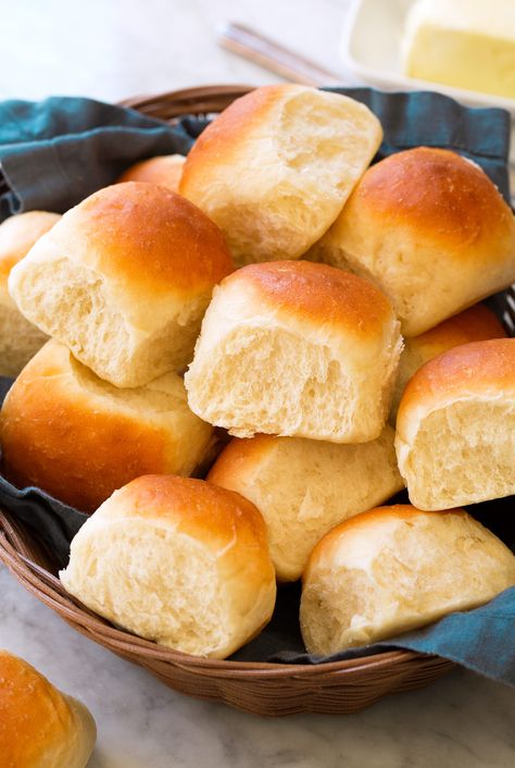 Easy Homemade Dinner Rolls in a bread basket with a blue cloth. One Hour Dinner Rolls, Rolls Rolls, Easy Dinner Rolls, Thanksgiving Bread, Milk Bread Recipe, Fluffy Dinner Rolls, Christmas Meal, Recipes Bread, Homemade Dinner Rolls