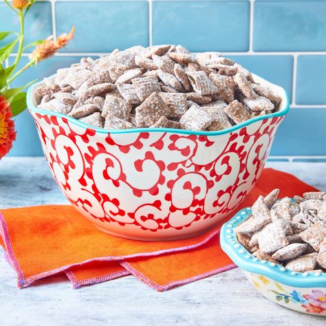 Puppy Chow Is the Perfect 5-Minute Chocolate Fixthepioneerwoman Easy Puppy Chow Recipe, Easy Puppy Chow, Savory Chex, Homemade Halloween Treats, Chow Recipe, Puppy Chow Recipes, Honey Roasted Peanuts, Snacks List, Best Chocolate Desserts