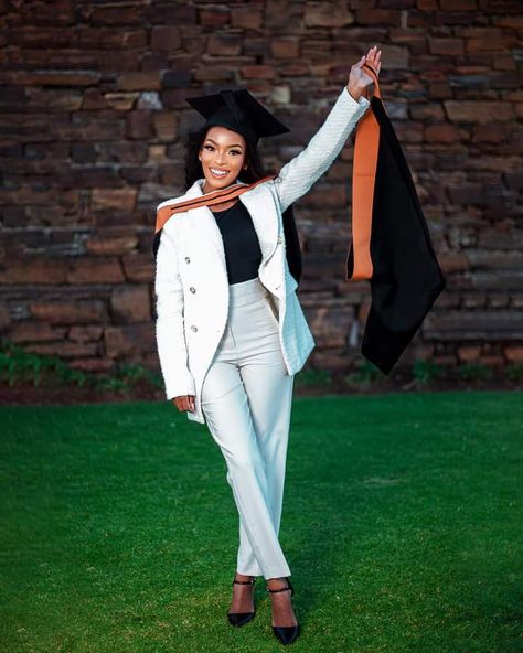 Graduation Outfit For Ladies, Best Graduation Outfits For Ladies, Official Wear For Ladies, Graduation Poses For Ladies, Black Women Graduation Pictures, Graduation Suits For Women, Graduation Outfit Ideas University, Graduation Wear, Graduation Suit