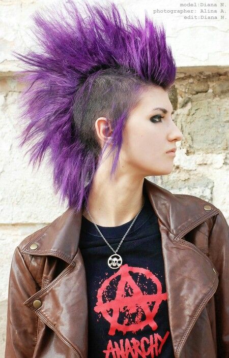 Purple mohawk!  Cant wait to do mine!! Punk Girl Hair, Punk Hairstyles For Long Hair, Punk Mohawk, Harajuku Hair, Punk Hairstyles, Punk Rock Girls, Chicas Punk Rock, Punk Mode, Chica Punk