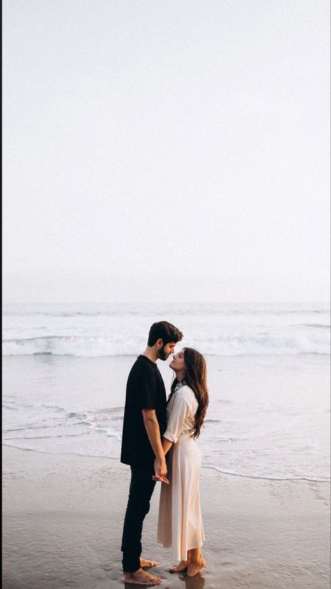 Romantic Beach Couple, Beach Couple Poses, Beach Pictures Inspo, Shots To Make, Engagement Photo Shoot Beach, Pre Wedding Photoshoot Beach, Engagement Pictures Beach, Couples Beach Photography, Shooting Couple