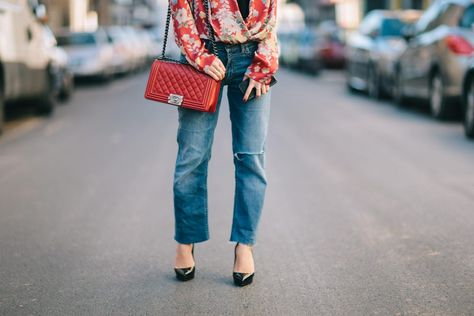 How To Style Boyfriend Jeans To Still Look Pulled Together Styling Boyfriend Jeans, Style Boyfriend Jeans, Alpha Gal, Safari Look, Levis Boyfriend Jeans, Boyfriend Jeans Style, Doc Marten Boot, Elegant Jacket, Oversized Jeans