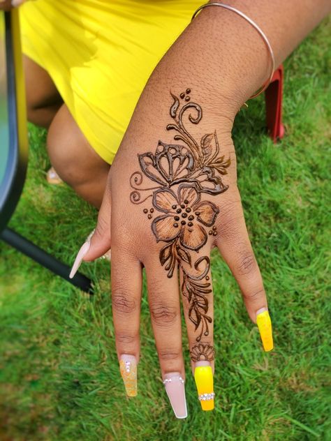 Small Henna Tattoos, Henna Tattoo Design, Small Henna Designs, Wrist Henna, Cute Henna Designs, Tattoos Henna, Cute Henna Tattoos, Henna Style Tattoos, Small Henna