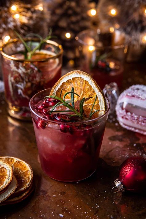 WhoVille Christmas Punch: Bourbon mixed with Campari, pomegranate juice, orange juice, vanilla, and topped with ginger beer...'Tis the season! Weihnachtlicher Cocktail, Holiday Cheermeister, Bourbon Punch, Cocktails Christmas, Winter Drink, Whoville Christmas, Cranberry Vodka, Holiday Punch, Vodka Soda