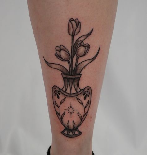 Tulip vase from my flash for Emily 🌷 swipe for some healed cuties 💘 Vase With Tulips Tattoo, Tulip Vase Tattoo, Vase Tattoos, Tulips Tattoo, Vase Tattoo, Tattoos Color, Tulip Tattoo, Tulip Vase, Flash Designs