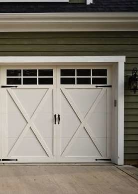 Barn Door Garage, Carriage Garage, Farmhouse Style Exterior, Garage Door Windows, Door Options, Modern Garage Doors, Garage Door Types, Large Garage, Farmhouse Garage