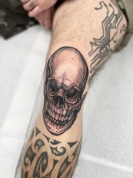 Skull Tattoo On Knee, Skull On Knee Tattoo, Skull Knee Tattoo, Knee Tats, Above The Knee Tattoo, The Knee Tattoo, Knee Tattoos, Tattoo Over Scar, Best Leg Tattoos