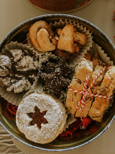 Christmas Tin Treats Gift Ideas, Christmas Treat Tins, Christmas Cookie Tins Packaging, Christmas Baked Goods Basket, Baked Goods As Gifts, Assorted Christmas Cookies, Cookie Tins For Christmas, Christmas Tins Treats, Cookie Tin Ideas