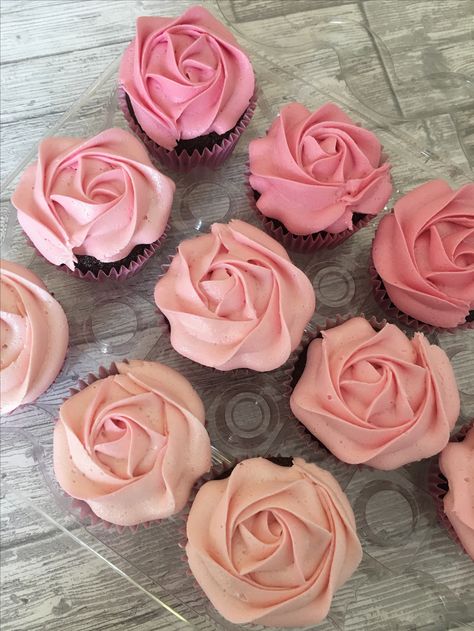 Ombré rose cupcakes Dusty Rose Cupcakes, Ombre Rose Cake, 80 Birthday, Graduation Desserts, First Birthday Cupcakes, Ombre Rose, Gold First Birthday, Rosé Birthday, Birthday Roses