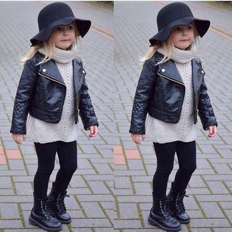 ac5dab2e99eee9cf9ec672e383691302desc52896429ri Kids Leather Jackets, Baby Mode, Trendy Kids, Winter Girls, Kids Outfits Girls, Baby Outfits, Kids Fashion Girl, Fashion Kids