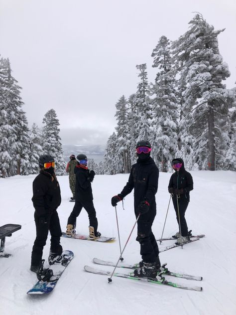 Skiing With Family Aesthetic, Snow Friends Aesthetic, Family Ski Trip Aesthetic, Group Ski Trip, Winter Outfits Aesthetic Snow, Ski Outfits For Women Style, Apres Ski Outfits For Women, Ski Party Outfit, Apres Ski Party Outfit