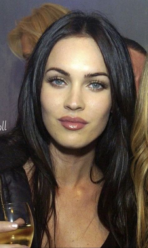 Young Megan Fox Hair, Megan Fox Young, Megan Fox Eyebrows, Megan Fox Face, Megan Fox Makeup, Fox Aesthetic, Megan Fox Hair, Megan Fox Style, Fox Makeup