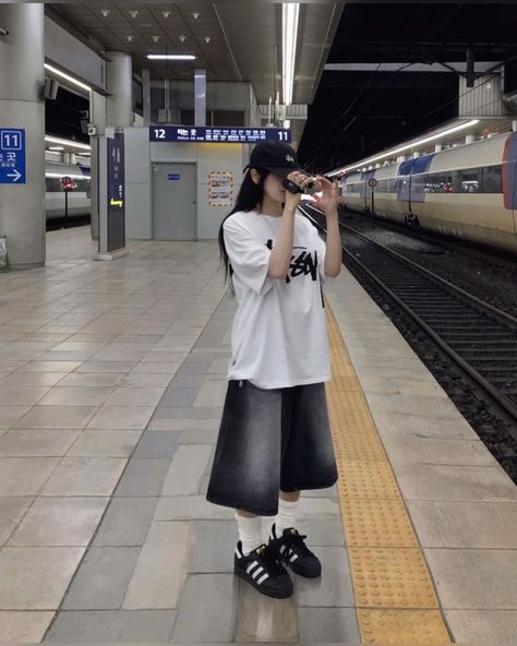 Tomboy Ulzzang Outfits, Tomboy Korean Outfits, Korean Outfits Street Styles, Tomboy Outfits Aesthetic, Japan Aesthetic Outfit, Oversized Outfit Aesthetic, Ulzzang Tomboy, Korean Tomboy Outfits, Korean Street Fashion Women