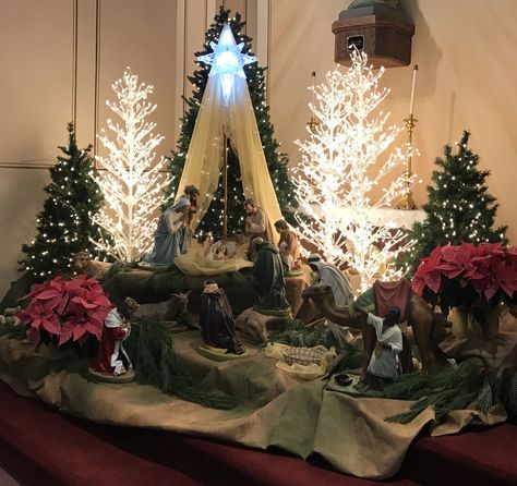 Manger Under Christmas Tree, Nativity Display Ideas Holidays, Nativity Ideas Decoration, Nativity Under Christmas Tree, Nativity Scene Christmas Parade Float, How To Display Nativity Sets, Christmas Nativity Set Stand, Christmas House Decorations Indoor, Nativity Set Display Ideas