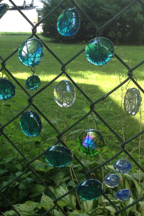 Glass water gems I wrapped with wire and put up in my chain link fence. Water Gems, Funny Vine, Upcycle Garden, Diy Fence, Deco Nature, Fence Art, Fence Decor, Chain Link Fence, Have Inspiration