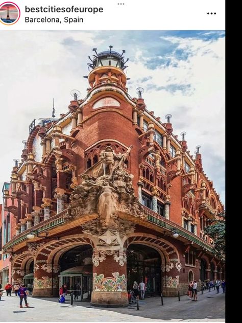 Barcelona Architecture, Gaudi Barcelona, Spain Aesthetic, Unusual Buildings, Barcelona Catalonia, Barcelona City, Art Nouveau Architecture, Barcelona Travel, Europe Summer