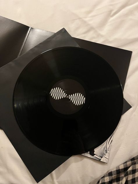 Arctic Monkeys Vinyl Aesthetic, Vinyl Arctic Monkeys, Disc Wallpaper, Alexander Aesthetic, Arctic Monkeys Vinyl, Tori Core, Vinyl Aesthetic, Monkey 3, Artic Monkeys