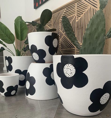 Pot Painting Ideas Black And White, Black And White Pot Painting, Black Pot Painting Ideas, Pot Painting Ideas, Bottles Decoration Wedding, Plant Pot Design, Art Eras, Diy Concrete Planters, Diy Pottery Painting