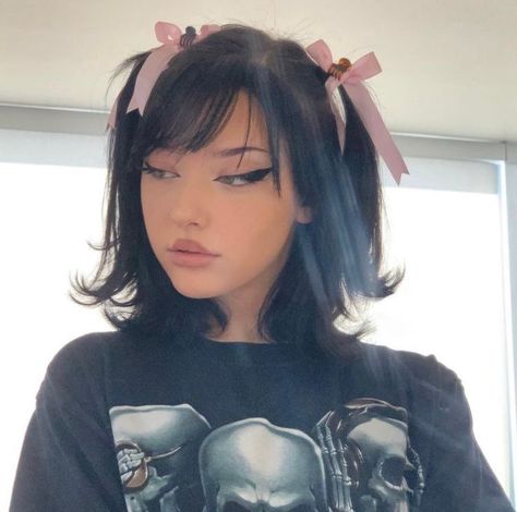 Soft Grunge Hair, 90s Grunge Hair, Scene Girl, Short Grunge Hair, Mode Chanel, Alternative Makeup, Ribbon Hairstyle, Tyler The Creator, Hair Inspo Color