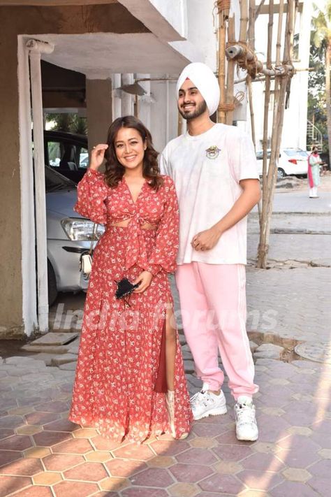 Get all the information about Neha Kakkar with husband Rohanpreet Singh snapped in Juhu... Neha Kakkar Husband, Rohanpreet Singh, Husband Wife Photo, Celebrity Couple, Ufo Art, Neha Kakkar, Flowers Wallpapers, Cute Pics, Beautiful Flowers Wallpapers